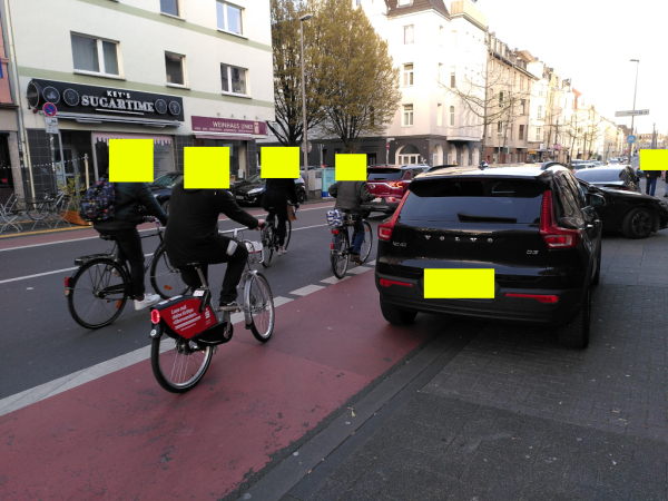 Radfahrer, die auf zugeparktem Radweg behindert werden