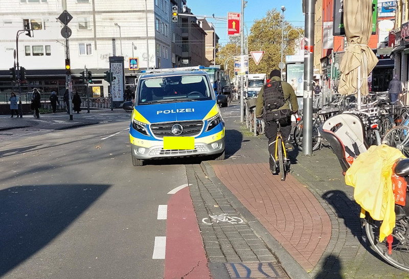 Polizei parkt auf Radschutzstreifen